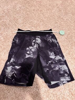 Lululemon Men's Athletic Shorts in Black and Gray Abstract Print Sz Small